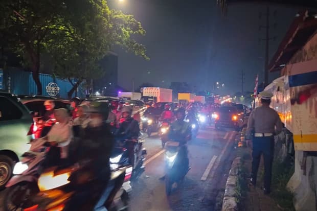 Lubang Raksasa di Jalan Daan Mogot Bikin Macet Parah saat Jam Pulang Kerja Lubang Raksasa di Jalan Daan Mogot Bikin Macet Parah saat Jam Pulang Kerja