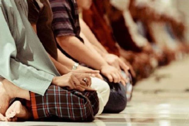 Mengangkat Jari Telunjuk Saat Tasyahud Menurut Mazhab Syafi`i Mengangkat Jari Telunjuk Saat Tasyahud Menurut Mazhab Syafi`i