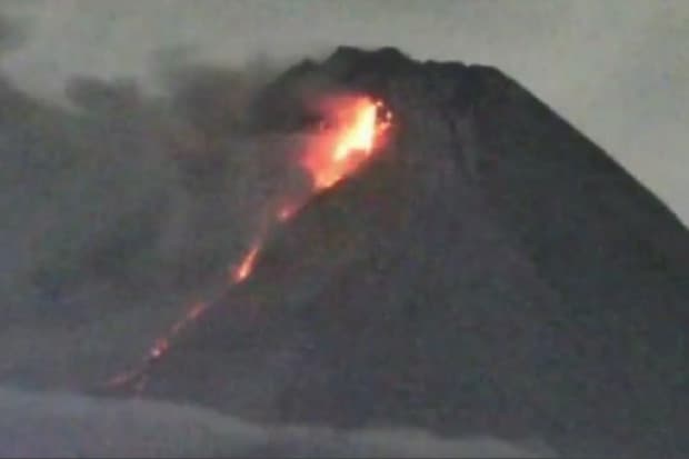 Lava Pijar Menyembur Dari Kawah Gunung Merapi, Ini Penampakannya Lava Pijar Menyembur Dari Kawah Gunung Merapi, Ini Penampakannya