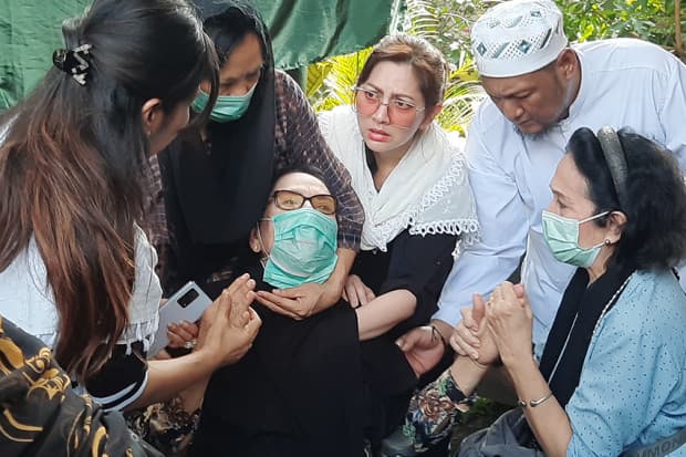 Histeris hingga Nyaris Pingsan saat Lihat Jasad Nani Wijaya, Connie Sutedja: Dia Sahabatku, Belahan Jiwaku Histeris hingga Nyaris Pingsan saat Lihat Jasad Nani Wijaya, Connie Sutedja: Dia Sahabatku, Belahan Jiwaku