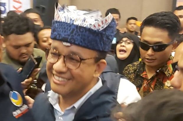 Seusai Salat Jumat di Masjid Al Akbar, Anies Diteriaki Presiden Seusai Salat Jumat di Masjid Al Akbar, Anies Diteriaki Presiden