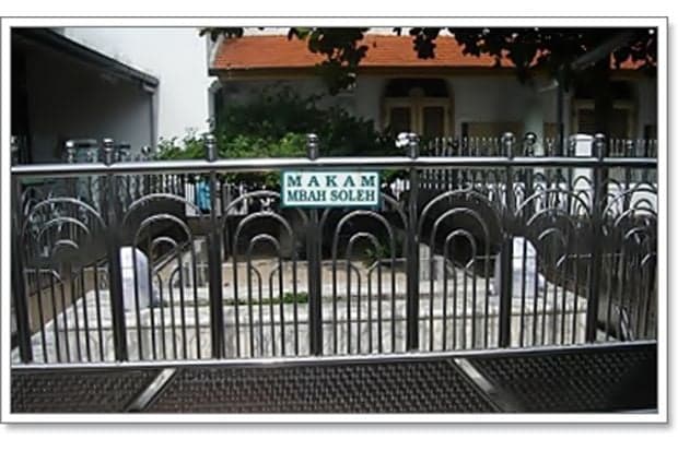Karomah Mbah Soleh, Marbot Masjid Sunan Ampel yang Punya 9 Makam Karomah Mbah Soleh, Marbot Masjid Sunan Ampel yang Punya 9 Makam