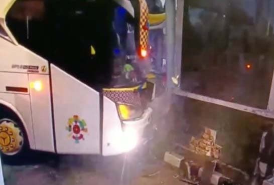 Diduga Rem Blong, Bus Trans Sulawesi Tabrak Gerbang Loket Bandara Sultan Hasanuddin Diduga Rem Blong, Bus Trans Sulawesi Tabrak Gerbang Loket Bandara Sultan Hasanuddin