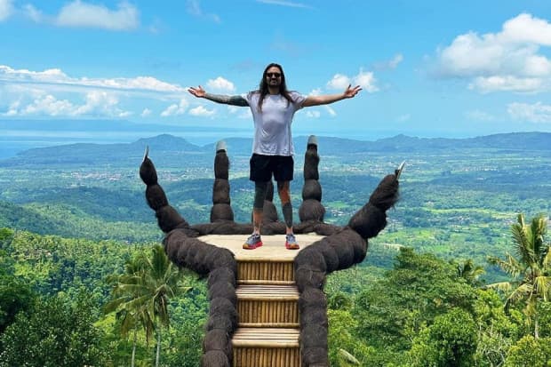 Drummer Slipknot Bulan Madu di Bali, Sandiaga Ucapkan Terima Kasih Promosikan Keindahan Pariwisata Indonesia Drummer Slipknot Bulan Madu di Bali, Sandiaga Ucapkan Terima Kasih Promosikan Keindahan Pariwisata Indonesia
