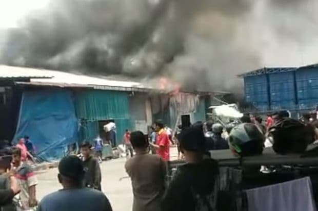 Gudang Indo Grosir di Pulogadung Terbakar, 17 Unit Damkar Dikerahkan