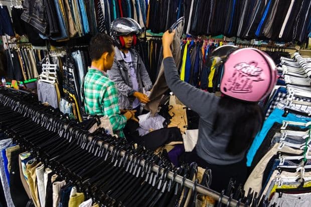 Ridwan Kamil Larang Perdagangan Baju Bekas Impor, Pedagang di Bandung Merasa Dirugikan