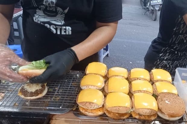 Menikmati Burger Sapi Kotak yang Jadi Favorit Atta Halilintar hingga para Pejabat