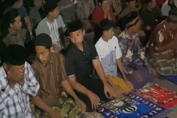 Salat Tarawih Super Kilat, 23 Rakaat Dilaksanakan Kurang Dari 10 Menit Salat Tarawih Super Kilat, 23 Rakaat Dilaksanakan Kurang Dari 10 Menit