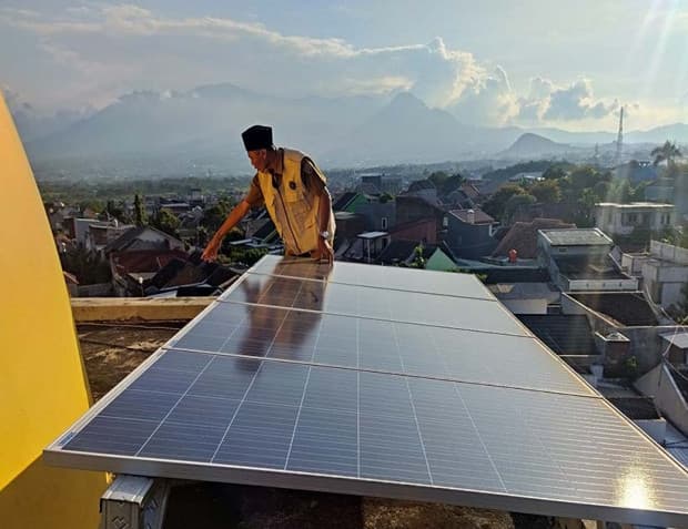 Masjid di Malang Gunakan Tenaga Matahari untuk Kebutuhan Listrik Masjid di Malang Gunakan Tenaga Matahari untuk Kebutuhan Listrik
