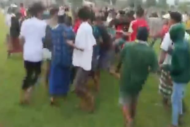 Memalukan! Sepak Bola Tarkam di Jember Ricuh, Pemain Lari ke Sawah Memalukan! Sepak Bola Tarkam di Jember Ricuh, Pemain Lari ke Sawah