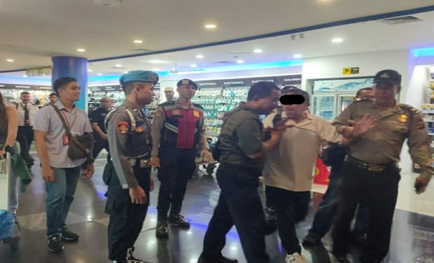 Mabuk, Bule Australia Ditangkap di Bandara Ngurah Rai Bali Mabuk, Bule Australia Ditangkap di Bandara Ngurah Rai Bali