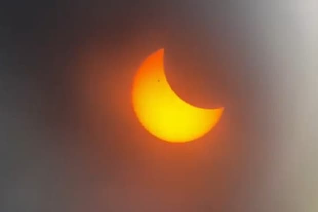 Menakjubkan! Begini Penampakan Gerhana Matahari di Blitar Menakjubkan! Begini Penampakan Gerhana Matahari di Blitar