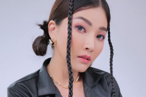 Sarwendah Bagi-Bagi THR ke Karyawan dengan Uang Pecahan Rp2.000, Netizen Nyinyir: Sedih Amat Sarwendah Bagi-Bagi THR ke Karyawan dengan Uang Pecahan Rp2.000, Netizen Nyinyir: Sedih Amat