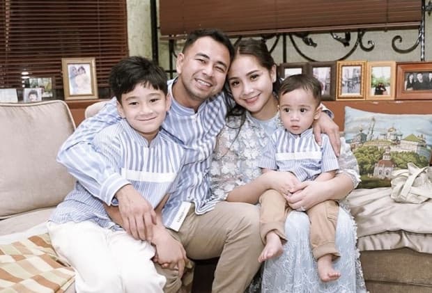 5 Inspirasi Outfit Lebaran Keluarga Artis Indonesia, Kompak dan Menawan 5 Inspirasi Outfit Lebaran Keluarga Artis Indonesia, Kompak dan Menawan