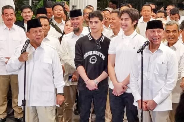 Outfit Al Ghazali dan El Rumi saat Diumumkan Jadi Kader Gerindra Outfit Al Ghazali dan El Rumi saat Diumumkan Jadi Kader Gerindra