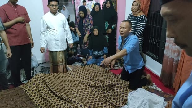 Tangis Keluarga Pecah Sambut 3 Jenazah Korban Lakalantas di OKU Timur Tangis Keluarga Pecah Sambut 3 Jenazah Korban Lakalantas di OKU Timur