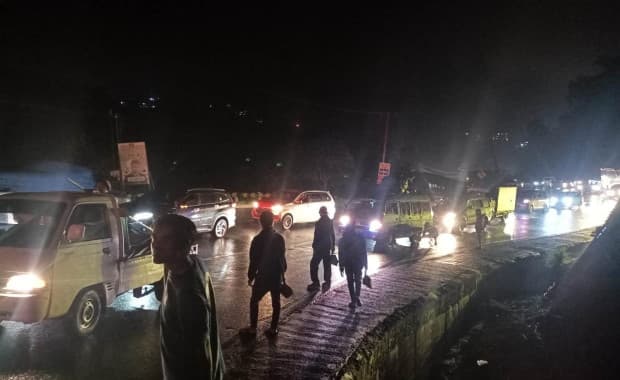 Jalan Basah dan Macet, Banyak Mobil Kesulitan Taklukkan Tanjakan Lingkar Gentong Jalan Basah dan Macet, Banyak Mobil Kesulitan Taklukkan Tanjakan Lingkar Gentong