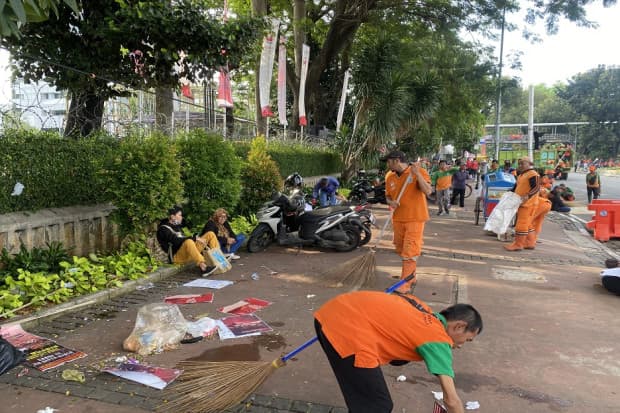 Bersihkan Sampah di Lokasi Demo Buruh, DLH DKI Kerahkan 350 Personel Bersihkan Sampah di Lokasi Demo Buruh, DLH DKI Kerahkan 350 Personel