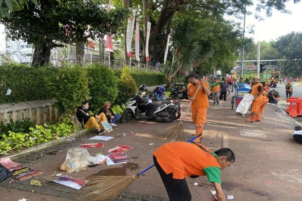 Bersihkan Sampah di Lokasi Demo Buruh, DLH DKI Kerahkan 350 Personel