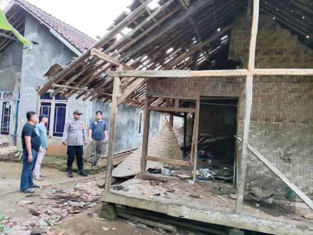 Warga Murka, Rumah Pasutri Diduga Dukun Santet di Sukabumi Diserang dan Dirusak Warga Murka, Rumah Pasutri Diduga Dukun Santet di Sukabumi Diserang dan Dirusak