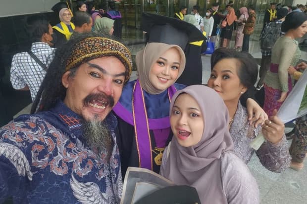 Profil Putri Limbad, Cecilia Gina yang Lulus Sarjana Kedokteran Gigi Profil Putri Limbad, Cecilia Gina yang Lulus Sarjana Kedokteran Gigi