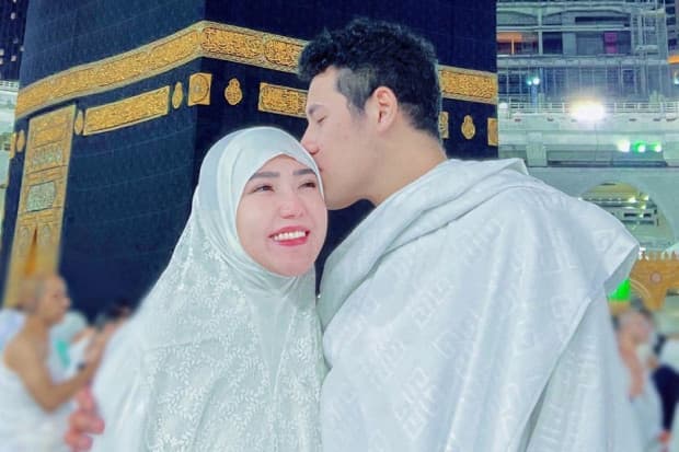 Via Vallen Dicibir usai Bagikan Foto Dicium Suami di Depan Kakbah Via Vallen Dicibir usai Bagikan Foto Dicium Suami di Depan Kakbah
