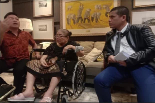 Kisah Pilu Ibu Tua Renta di Banyuwangi, Digugat Anak Kandung hingga Terusir dari Rumah Kisah Pilu Ibu Tua Renta di Banyuwangi, Digugat Anak Kandung hingga Terusir dari Rumah