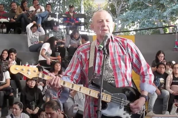 Chas Newby, Pemain Bass The Beatles Meninggal Dunia di Usia 81 Tahun Chas Newby, Pemain Bass The Beatles Meninggal Dunia di Usia 81 Tahun