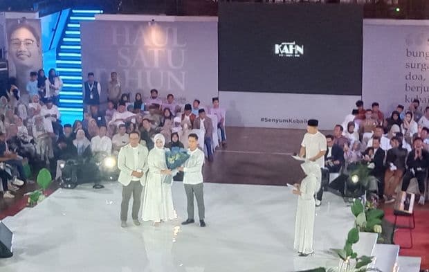 Berpakaian Serba Putih, Ridwan Kamil dan Atalia Praratya Hadiri Haul Emmeril Kahn Mumtadz