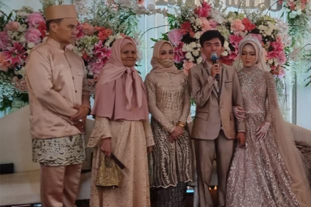 Tiko Pemuda Viral yang Tinggal di Rumah Mewah Tanpa Listrik Akhiri Masa Lajang, sang Ibu Bahagia Tiko Pemuda Viral yang Tinggal di Rumah Mewah Tanpa Listrik Akhiri Masa Lajang, sang Ibu Bahagia