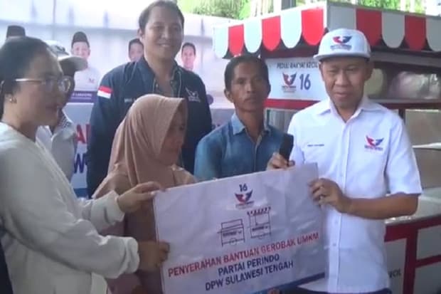 Ketua Perindo Yusuf Lakaseng Serahkan Gerobak Gratis di Paraigi Mautong Ketua Perindo Yusuf Lakaseng Serahkan Gerobak Gratis di Paraigi Mautong