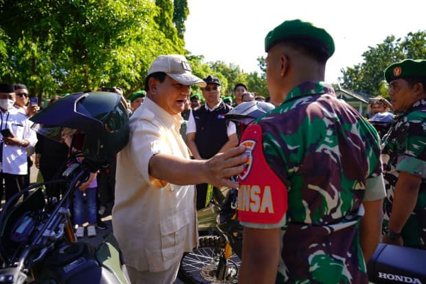 Prabowo Serahkan 40 Unit Sepeda Motor untuk Menunjang Tugas Babinsa Kodim 1607 Sumbawa Prabowo Serahkan 40 Unit Sepeda Motor untuk Menunjang Tugas Babinsa Kodim 1607 Sumbawa