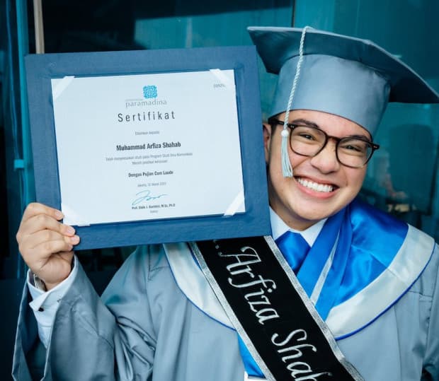 Lulus Kuliah dengan Predikat Cum Laude, Umay Shahab Dipuji Banyak Penggemar Lulus Kuliah dengan Predikat Cum Laude, Umay Shahab Dipuji Banyak Penggemar