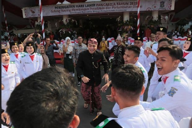 Sampaikan Amanat Presiden, Wali Kota Surabaya Ajak Warga Bumikan Nilai-nilai Pancasila