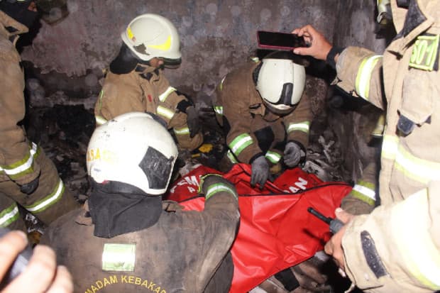 Bermain Korek Api, Bocah Difabel Tewas Terbakar bersama 8 Rumah di Cakung Bermain Korek Api, Bocah Difabel Tewas Terbakar bersama 8 Rumah di Cakung