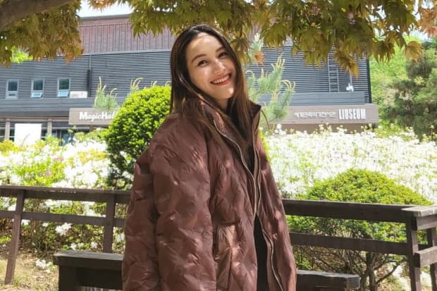 Ayu Ting Ting Dapat Uang Rp40 Juta dari Jual Baju Bekas, Ayah Rozak: Kita Sodakohin Lagi Ayu Ting Ting Dapat Uang Rp40 Juta dari Jual Baju Bekas, Ayah Rozak: Kita Sodakohin Lagi