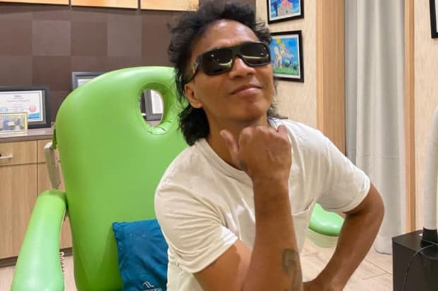 Jalani Konser Slank 25 Tahun Album Tujuh, Kaka Pede Tampil dengan Rambut Baru Jalani Konser Slank 25 Tahun Album Tujuh, Kaka Pede Tampil dengan Rambut Baru