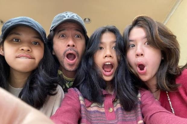 7 Potret Vokalis Band dan Anak Ceweknya, Kerap Tampil Stylish Bareng 7 Potret Vokalis Band dan Anak Ceweknya, Kerap Tampil Stylish Bareng