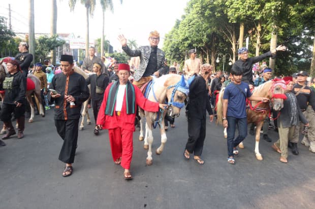 Pawai Budaya Hari Jadi Bogor ke-541, Begini Penampakan Sandiaga dan Ridwan Kamil Naik Kuda Pawai Budaya Hari Jadi Bogor ke-541, Begini Penampakan Sandiaga dan Ridwan Kamil Naik Kuda