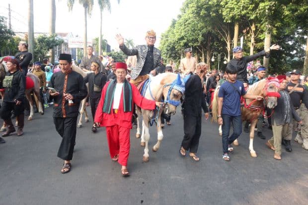 Pawai Budaya Hari Jadi Bogor ke-541, Begini Penampakan Sandiaga dan Ridwan Kamil Naik Kuda