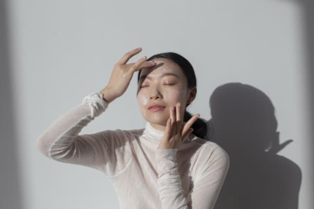 Apakah Perlu Memakai Sunscreen pada Malam Hari? Ini Penjelasan Dokter Kulit Apakah Perlu Memakai Sunscreen pada Malam Hari? Ini Penjelasan Dokter Kulit