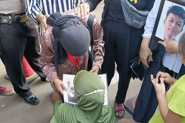 Sidang Vonis Pembacokan Pelajar di Bogor, Ortu Tukul Berlutut Minta Maaf