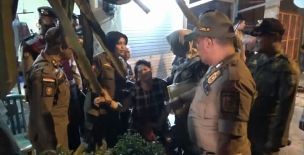 Pijat Plus-plus di Jalur Pantura Dibongkar, Pasangan Mesum Kaget Digerebek Pijat Plus-plus di Jalur Pantura Dibongkar, Pasangan Mesum Kaget Digerebek