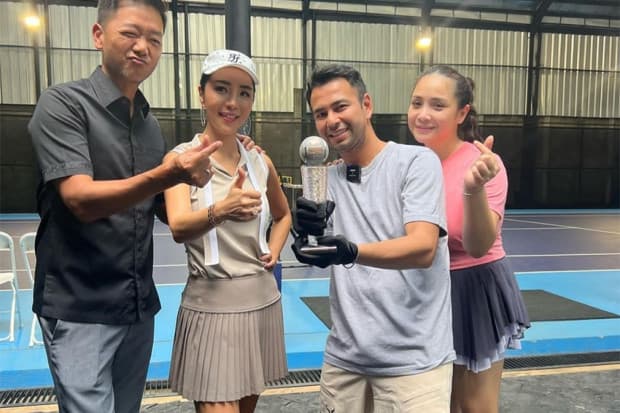 Raffi Ahmad Semringah Pamerkan Piala Lagi-Lagi Tenis Bertabur 5.000 Berlian Senilai Rp2 Miliar Raffi Ahmad Semringah Pamerkan Piala Lagi-Lagi Tenis Bertabur 5.000 Berlian Senilai Rp2 Miliar