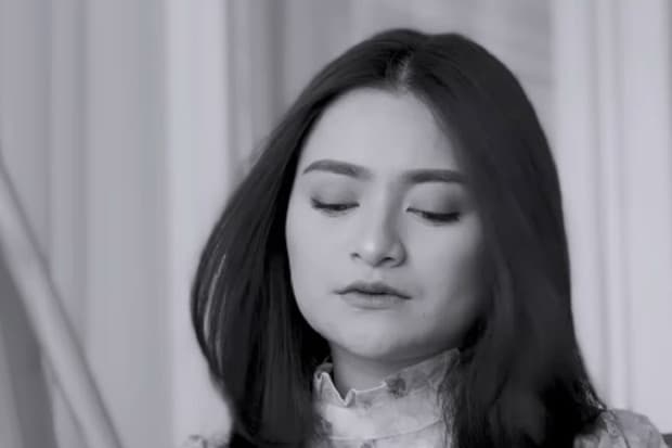 Umi Pipik Pastikan Nathalie Holscher Tak Pindah Agama usai Lepas Hijab Umi Pipik Pastikan Nathalie Holscher Tak Pindah Agama usai Lepas Hijab