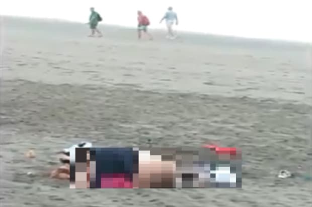 Viral! Bule Tanpa Malu Bersetubuh di Tepi Pantai dan Ditonton Banyak Orang Viral! Bule Tanpa Malu Bersetubuh di Tepi Pantai dan Ditonton Banyak Orang