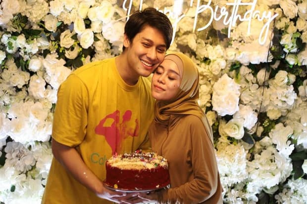 Lesti Kejora Ulang Tahun, Rizky Billar Beri Pelukan Hangat Lesti Kejora Ulang Tahun, Rizky Billar Beri Pelukan Hangat