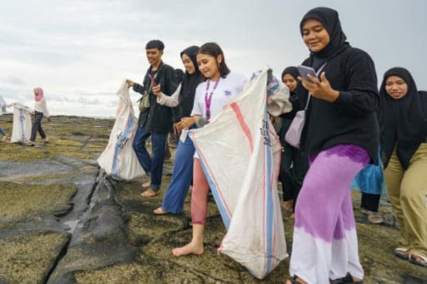 Salut! Prilly Latuconsina Ikut Aksi Bersih-Bersih Jalanan di Jember Fashion Carnaval 2023 Salut! Prilly Latuconsina Ikut Aksi Bersih-Bersih Jalanan di Jember Fashion Carnaval 2023