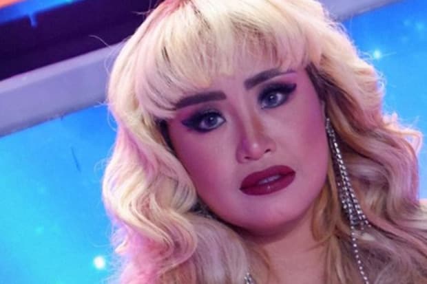 Pinkan Mambo Nangis Kisahkan Hidupnya, Tak Ada Tempat Curhat sampai Bikin Baju dari Sprei Bekas Pinkan Mambo Nangis Kisahkan Hidupnya, Tak Ada Tempat Curhat sampai Bikin Baju dari Sprei Bekas