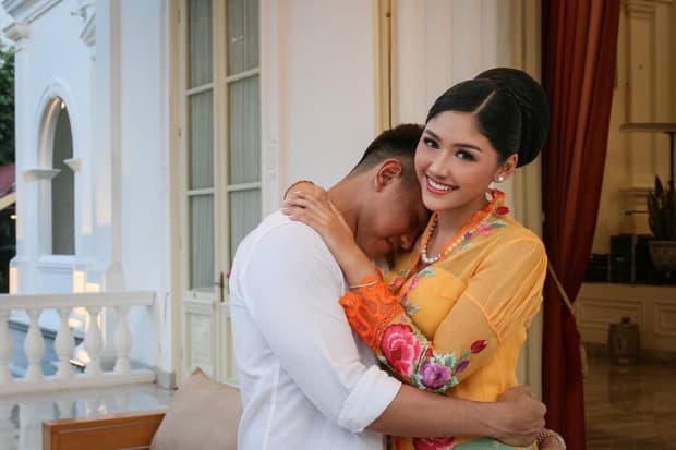 Kaesang Pangarep Peluk Manja Erina Gudono: seperti Dua Jiwa yang Bersatu Kaesang Pangarep Peluk Manja Erina Gudono: seperti Dua Jiwa yang Bersatu